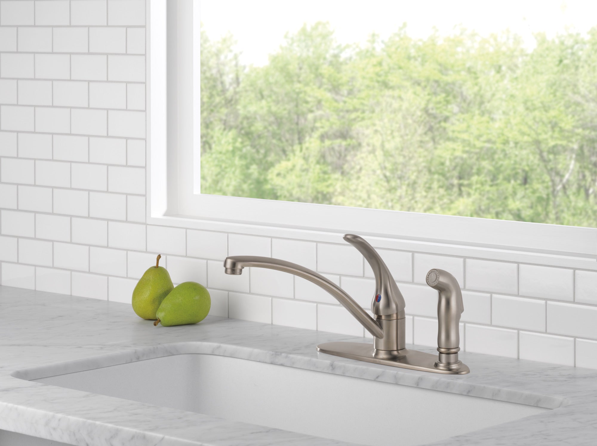 Delta Foundations Single Handle Kitchen Faucet with Spray Certified Refurbished