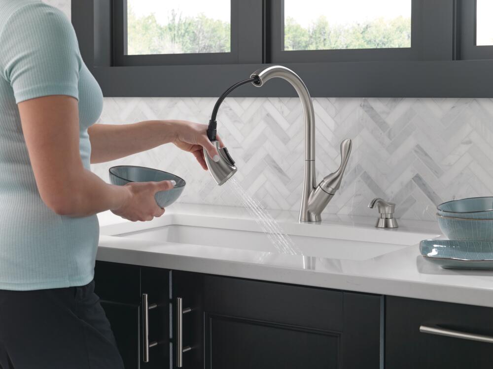 Delta Ashton Single Handle Pull-Down Kitchen Faucet