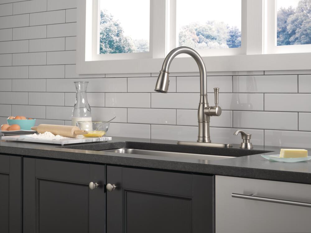Delta Valdosta Single Handle Pull-Down Kitchen Faucet