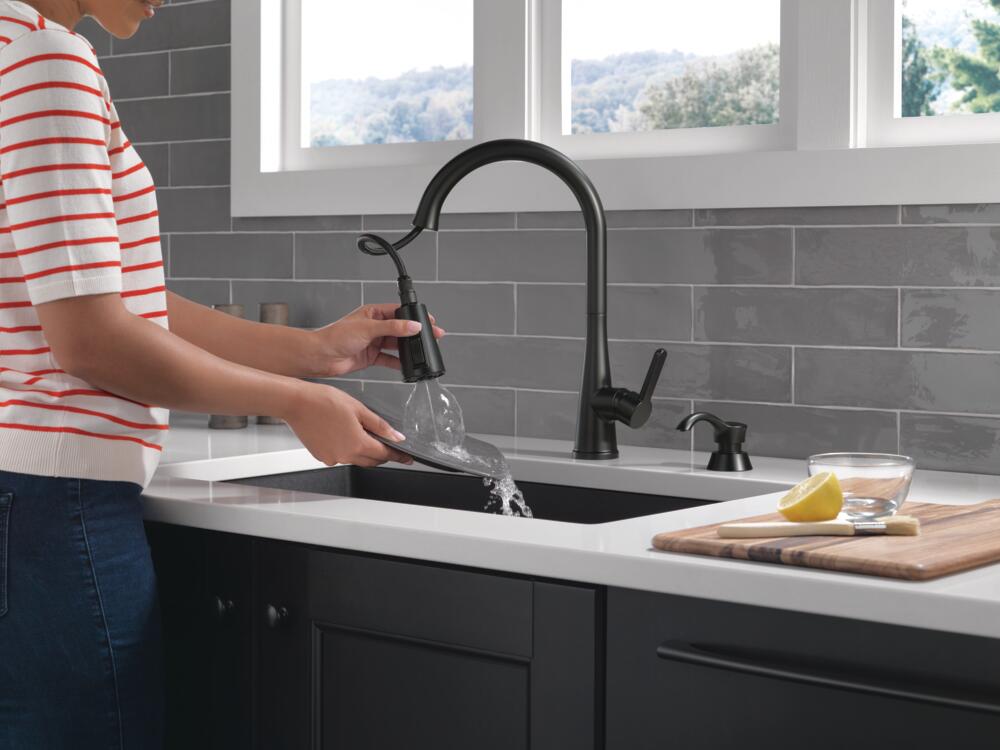 Delta Greydon Pull-Down Kitchen Faucet Single Handle