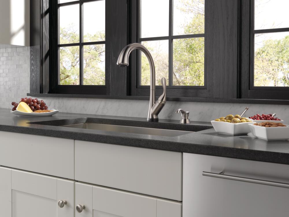 Delta Ashton Single Handle Pull-Down Kitchen Faucet with Touch2O